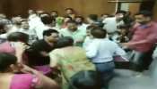 ग्वालियर में महिलाओं ने चप्पल से कर दी सरकारी अफसर की धुनाई, CCTV में कैद हुई वारदात ग्वालियर में महिलाओं ने चप्पल से कर दी सरकारी अफसर की धुनाई, CCTV में कैद हुई वारदात