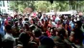 छत्तीसगढ़: मासूम से दुष्कर्म के आरोपी को गुस्साई भीड़ ने कोर्ट में जमकर पीटा छत्तीसगढ़: मासूम से दुष्कर्म के आरोपी को गुस्साई भीड़ ने कोर्ट में जमकर पीटा