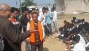 MP: शिक्षक के निलंबन मामले ने पकड़ा तूल, शिक्षक के समर्थन में सड़कों पर बैठे छात्र MP: शिक्षक के निलंबन मामले ने पकड़ा तूल, शिक्षक के समर्थन में सड़कों पर बैठे छात्र