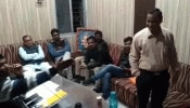 MP: निलंबित शिक्षक की प्रेस कॉन्फ्रेंस में कांग्रेस नेताओं की मौजूदगी पर भड़की बीजेपी MP: निलंबित शिक्षक की प्रेस कॉन्फ्रेंस में कांग्रेस नेताओं की मौजूदगी पर भड़की बीजेपी