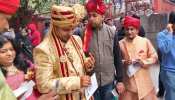 VIDEO: जब बारात लेकर वोट डालने पहुंचा दूल्हा, पोलिंग बूथ के बाहर जमकर नाचे बाराती VIDEO: जब बारात लेकर वोट डालने पहुंचा दूल्हा, पोलिंग बूथ के बाहर जमकर नाचे बाराती