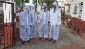 गुजरात: पुलिस ने चोरों को पहनाया सेफ्टी सूट, जानें पूरा मामला गुजरात: पुलिस ने चोरों को पहनाया सेफ्टी सूट, जानें पूरा मामला