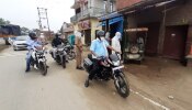 रामपुर DM ने बाइक से मारा शहर का चक्कर, बिना मास्क घूम रहे लोगों को दी उठक-बैठक की सजा रामपुर DM ने बाइक से मारा शहर का चक्कर, बिना मास्क घूम रहे लोगों को दी उठक-बैठक की सजा
