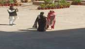 Rajasthan: सदन के मुख्य द्वार पर दिखा अलग नजारा, मंत्री बोली-'तू खींच मेरी फोटो' Rajasthan: सदन के मुख्य द्वार पर दिखा अलग नजारा, मंत्री बोली-'तू खींच मेरी फोटो'