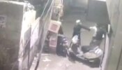 Delhi: बहन से बात करने पर पड़ोसी की चाकू से गोदकर हत्या, परिवार ने भी दिया साथ