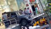 VIDEO: चमचमाती Mahindra Thar शोरूम से निकली, टकराकर रेलिंग में फंसी