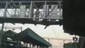 महाराष्ट्रः रेलवे स्टेशन पर फुट ओवरब्रिज का एक हिस्सा गिरा, 20 फीट ऊंचाई से गिरे लोग, 13 घायल