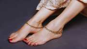 why do women not wear gold anklets in feet