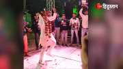 Viral Video The groom became so happy on the wedding night he did a tremendous dance by jumping bride turned red with shame