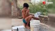 Viral Video Disabled youth did all his work without hands people were surprised to see the video of the youth