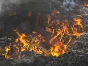 Ghazipur Landfill fire: चुनावी मौसम में दिल्ली में फैला &#039;राजनैतिक कूड़ा&#039;, कूड़े का &#039;पहाड़&#039; दे रहा कुतुबमीनार को टक्कर