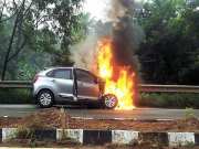 Muzaffarpur: मुजफ्फरपुर में सड़क पर दौड़ती कार बनी आग का गोला, बेगूसराय में आगजनी में 2 दर्जन घर हुए खाक