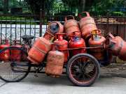 Free Gas Cylinders: इस दिवाली फ्री गैस सिलेंडर कैसे पाएं? घर बैठे ऐसे करें अप्लाई