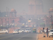 Delhi Pollution: घने स्मॉग की चपेट में आया पूरा दिल्ली NCR, 400 पार AQI के साथ बढ़ी लोगों की मुश्किलें 