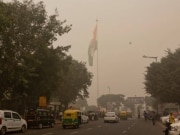 Delhi Pollution: दिल्ली NCR में प्रदूषण से थोड़ी राहत, करीब 300 पहुंचा AQI