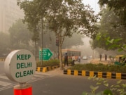 Delhi Pollution: दिल्ली की हवा में आया सुधार, 300 के नीचे पहुंचा कई जगहों का AQI