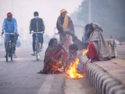 Weather Update: पहाड़ों पर बर्फबारी तो दिल्ली में शीतलहर, जानें आज के मौसम का हाल 