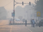 Delhi air Pollution: प्रदूषण से फिर गैस चैंबर बना दिल्ली NCR, 400 पार हुआ AQI, कब मिलेगी राहत? 