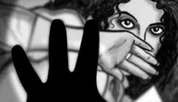 बागपतः खुले आम लड़की को छेड़ रहा था मनचला, बीच-बचाव करने पर महिला को दौड़ा-दौड़ा कर पीटा बागपतः खुले आम लड़की को छेड़ रहा था मनचला, बीच-बचाव करने पर महिला को दौड़ा-दौड़ा कर पीटा