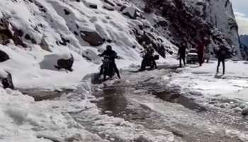 उत्तराखंडः बद्रीनाथ की बर्फीली पहाड़ियों पर दिखा माउंटेन बाइकिंग का रोमांच उत्तराखंडः बद्रीनाथ की बर्फीली पहाड़ियों पर दिखा माउंटेन बाइकिंग का रोमांच