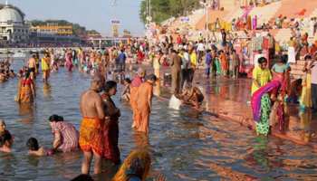 मध्य प्रदेश: मकर संक्रांति पर श्रद्धालुओं ने उज्जैन की क्षिप्रा नदी में लगाई आस्था की डुबकी मध्य प्रदेश: मकर संक्रांति पर श्रद्धालुओं ने उज्जैन की क्षिप्रा नदी में लगाई आस्था की डुबकी