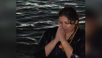 Kumbh 2019: केंद्रीय मंत्री स्मृति ईरानी ने संगम में लगाई डुबकी, कैप्शन में लिखा- हर-हर गंगे Kumbh 2019: केंद्रीय मंत्री स्मृति ईरानी ने संगम में लगाई डुबकी, कैप्शन में लिखा- हर-हर गंगे