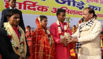 धनबाद: सामूहिक विवाह में शामिल हुए रघुवर दास, नव विवाहित जोड़ों को दिया आर्शीवाद धनबाद: सामूहिक विवाह में शामिल हुए रघुवर दास, नव विवाहित जोड़ों को दिया आर्शीवाद