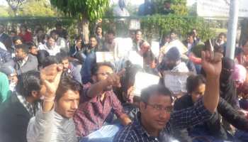 राजस्थान: RAS परीक्षा की तिथि बढ़ाने को लेकर धरने पर बैठे छात्र राजस्थान: RAS परीक्षा की तिथि बढ़ाने को लेकर धरने पर बैठे छात्र