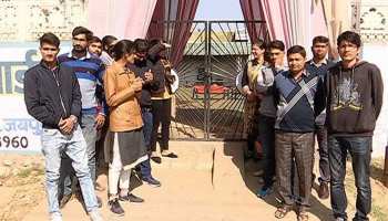 राजस्थान: धरने पर बैठे छात्रों पर चला नियमों का ठंठा, पुलिस ने जबरन उठाया राजस्थान: धरने पर बैठे छात्रों पर चला नियमों का ठंठा, पुलिस ने जबरन उठाया
