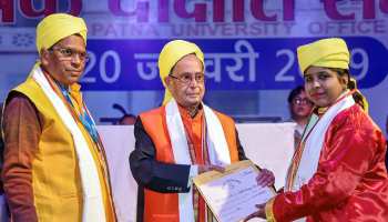 पटना यूनिवर्सिटी के दीक्षांत समारोह में शामिल हुए प्रणब मुखर्जी, छात्रों को दी गई डिग्री पटना यूनिवर्सिटी के दीक्षांत समारोह में शामिल हुए प्रणब मुखर्जी, छात्रों को दी गई डिग्री
