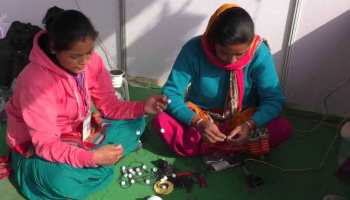 बड़ी कंपनियों को टक्कर दे रही हैं इस गांव की महिलाएं, चूल्हा-चौका के साथ जगमगा रही हैं रोशनी बड़ी कंपनियों को टक्कर दे रही हैं इस गांव की महिलाएं, चूल्हा-चौका के साथ जगमगा रही हैं रोशनी