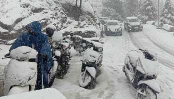 मसूरी: भारी बर्फबारी अब बनी आफत, रास्तों में जमी बर्फ, राहत-बचाव कार्य शुरू मसूरी: भारी बर्फबारी अब बनी आफत, रास्तों में जमी बर्फ, राहत-बचाव कार्य शुरू