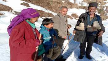 उत्तराखंड: बर्फीले इलाकों में कैसे रहते है ग्रामीण, जानेंगे तो चौंक जाएंगे आप उत्तराखंड: बर्फीले इलाकों में कैसे रहते है ग्रामीण, जानेंगे तो चौंक जाएंगे आप