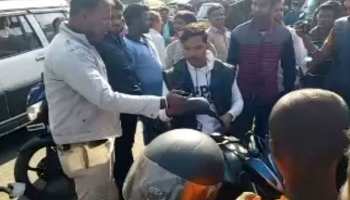 धनबाद: लड़कियों के साथ कर रहे थे छेड़छाड़, पुलिस ने लड़कियों से ही करवाई जमकर पिटाई धनबाद: लड़कियों के साथ कर रहे थे छेड़छाड़, पुलिस ने लड़कियों से ही करवाई जमकर पिटाई