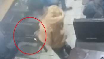 VIDEO: CCTV में कैद हुआ लाइव मर्डर, सीतापुर में रेस्टोरेंट के अंदर युवक को मारी गोलियां VIDEO: CCTV में कैद हुआ लाइव मर्डर, सीतापुर में रेस्टोरेंट के अंदर युवक को मारी गोलियां