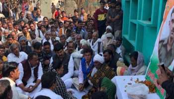 वसुंधरा राजे पहुंची धौलपुर में शहीद भागीरथ के घर, परिजनों की दी सांत्वना वसुंधरा राजे पहुंची धौलपुर में शहीद भागीरथ के घर, परिजनों की दी सांत्वना