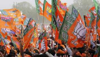 जबरन झंडा उतारने की घटनाओं के खिलाफ BJP ने की चुनाव आयोग से शिकायत जबरन झंडा उतारने की घटनाओं के खिलाफ BJP ने की चुनाव आयोग से शिकायत