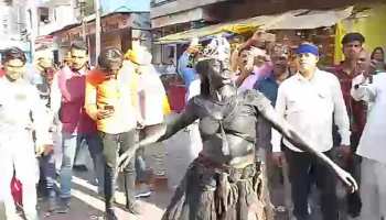 उज्जैनः शिव-पार्वती के रिसेप्शन पर पूरे शहर को न्यौता, बारात में जमकर नाचे भूत-पिशाच और भक्त उज्जैनः शिव-पार्वती के रिसेप्शन पर पूरे शहर को न्यौता, बारात में जमकर नाचे भूत-पिशाच और भक्त