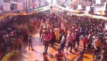 राजस्थान का एक ऐसा शहर, जहां महिलाओं पर रंग डालने पर पड़ते हैं कोड़े राजस्थान का एक ऐसा शहर, जहां महिलाओं पर रंग डालने पर पड़ते हैं कोड़े