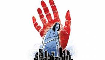 नोएडा: छात्रा के साथ चेकअप के दौरान डॉक्टर ने की अश्लील हरकत, पुलिस ने किया गिरफ्तार नोएडा: छात्रा के साथ चेकअप के दौरान डॉक्टर ने की अश्लील हरकत, पुलिस ने किया गिरफ्तार