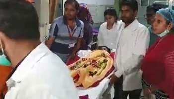 मथुरा में खेलते हुए 100 फुट गहरे गड्ढे में जा गिरा था मासूम, 9 घंटे बाद निकाला गया मथुरा में खेलते हुए 100 फुट गहरे गड्ढे में जा गिरा था मासूम, 9 घंटे बाद निकाला गया