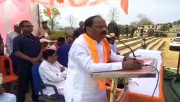 झारखंडः सीएम रघुवर दास पहुंचे गुमला, सुदर्शन भगत के लिए की वोट अपील झारखंडः सीएम रघुवर दास पहुंचे गुमला, सुदर्शन भगत के लिए की वोट अपील