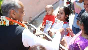 लोकसभा चुनाव: सीएम अशोक गहलोत ने जयपुर के घरों में दी दस्तक, मांगा कांग्रेस के पक्ष में वोट लोकसभा चुनाव: सीएम अशोक गहलोत ने जयपुर के घरों में दी दस्तक, मांगा कांग्रेस के पक्ष में वोट