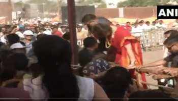 अपने समर्थकों से मिलने बैरिकेड से बाहर निकलीं प्रियंका गांधी और Video हो गया Viral अपने समर्थकों से मिलने बैरिकेड से बाहर निकलीं प्रियंका गांधी और Video हो गया Viral