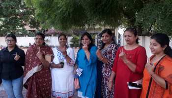 Live Updates: MP की सभी 8 सीटों पर दोपहर 3:15 बजे तक 56.34 फीसदी मतदान, मंदसौर में बंपर वोटिंग Live Updates: MP की सभी 8 सीटों पर दोपहर 3:15 बजे तक 56.34 फीसदी मतदान, मंदसौर में बंपर वोटिंग