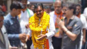 रिटायर्ड अफसर ने भेदा कांग्रेस के दिग्गज कुनबे का किला, 6 महीने में पिता-पुत्र को किया परास्त रिटायर्ड अफसर ने भेदा कांग्रेस के दिग्गज कुनबे का किला, 6 महीने में पिता-पुत्र को किया परास्त