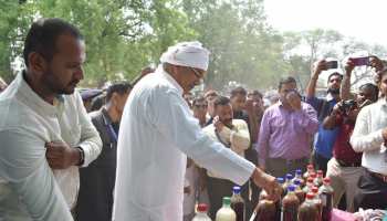 छत्तीसगढ़ः शराबबंदी पर ग्रामीण ने CM भूपेश से पूछा सवाल, मिला ऐसा जवाब... छत्तीसगढ़ः शराबबंदी पर ग्रामीण ने CM भूपेश से पूछा सवाल, मिला ऐसा जवाब...