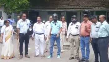 उज्जैन के डाक्टरों का अनोखा विरोध प्रदर्शन, सिर पर हेलमेट और हाथों में डंडा लेकर किया मरीजों का इलाज उज्जैन के डाक्टरों का अनोखा विरोध प्रदर्शन, सिर पर हेलमेट और हाथों में डंडा लेकर किया मरीजों का इलाज