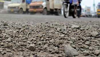 करौली: जर्जर सड़क से वाहन चालक और राहगीर परेशान, विभागीय अधिकारी नहीं ले रहे एक्शन करौली: जर्जर सड़क से वाहन चालक और राहगीर परेशान, विभागीय अधिकारी नहीं ले रहे एक्शन