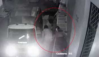 ऑटो से आए युवक और घर के बाहर रख गए लड़की का शव, नजारा देख उड़ गए लोगों के होश ऑटो से आए युवक और घर के बाहर रख गए लड़की का शव, नजारा देख उड़ गए लोगों के होश